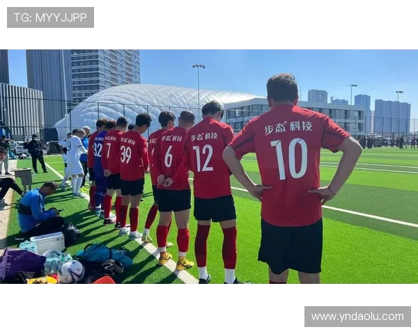 聚焦足球明星的辉煌与挑战:从绿茵场到个人传奇的全景剖析 聚焦足球明星的辉煌与挑战:从绿茵场到个人传奇的全景剖析