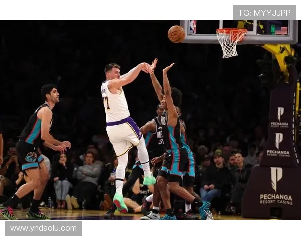 灰熊与湖人巅峰对决 揭示西部季后赛激烈竞争格局 灰熊与湖人巅峰对决 揭示西部季后赛激烈竞争格局